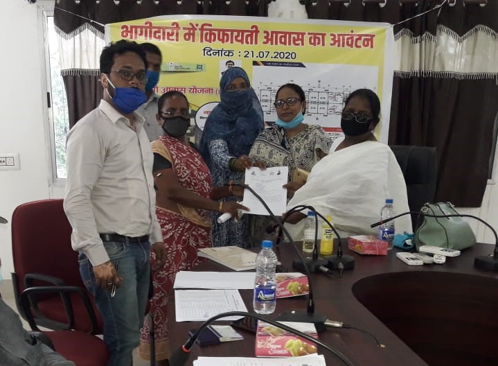 House Allotment to 64 Homeless Families done by #Madhupur_Nagar_Parishad under Nawadih Affordable Housing Project #PMAY_Urban #Jharkhand. Construction of 120 Flats is in progress.
#HousingForAll
<a href="/HemantSorenJMM/">Hemant Soren</a> <a href="/Secretary_MoHUA/">Srinivas Katikithala</a> <a href="/amritabhijat/">Amrit Abhijat</a> <a href="/rajeev_ias/">Rajeev Ranjan, IAS</a> <a href="/PMAYUrban/">Housing For All</a> <a href="/dc_sanjay_jas/">Sanjay Kumar, Dy. Collector</a>