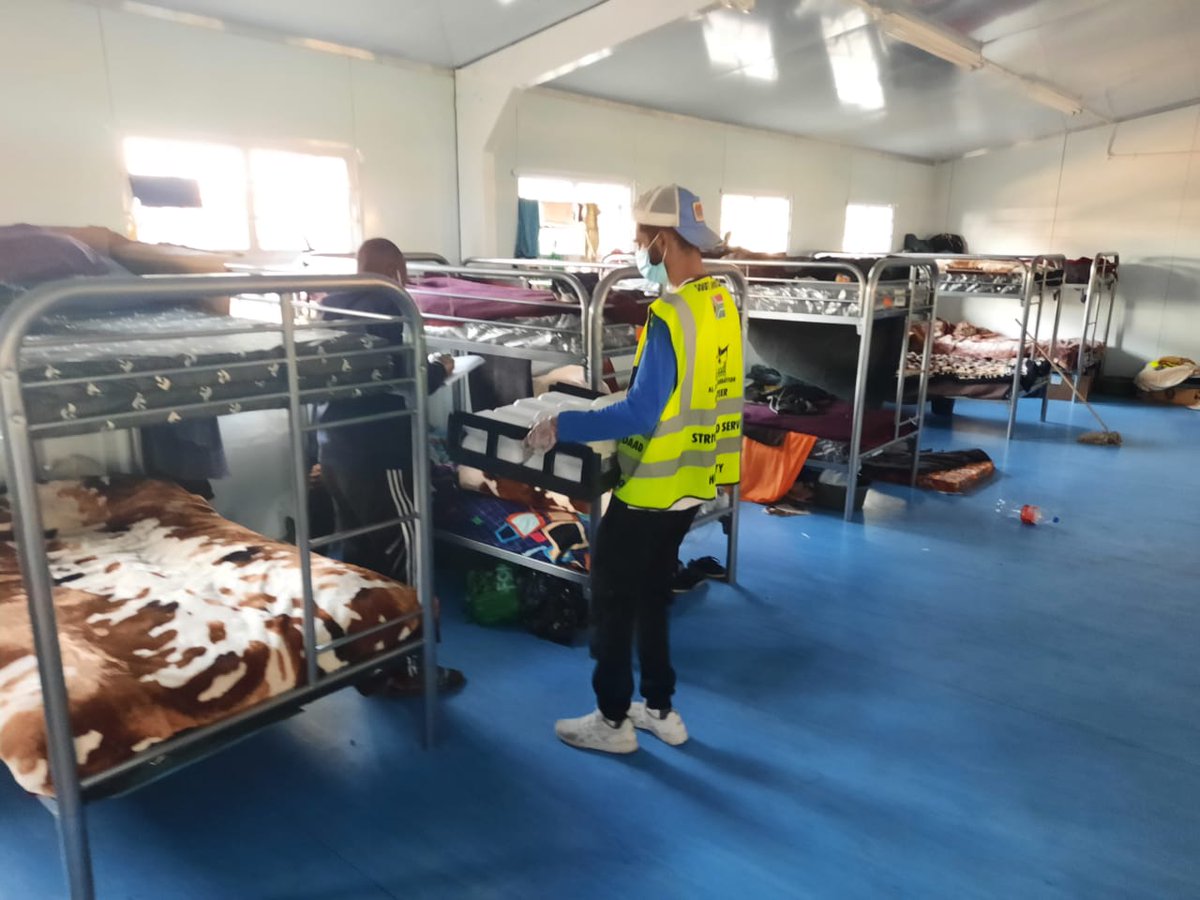 Alimdaad's tweet photo. Al-Imdaad Foundation teams in the Western Cape provided hot meals to homeless persons who are being housed at the Culemborg site set up by the City of Cape Town. The site is overseen by Ubuntu Circle of Courage.
#alimdaad #westerncape #westerncape #hotmeals #homelesspersons https://t.co/idzF67FDco
