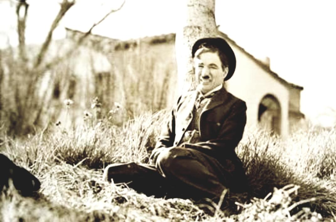 *Great Story*

Charlie Chaplin..., komedian paling terkenal tempo dulu..., pernah bercerita...:

Waktu masih kecil..., aku diajak oleh ayahku untuk nonton pertunjukan sirkus. 

Sebelum masuk..., kami antri di depan loket untuk membeli karcis. 

<a href="/AnakKolong_/">Anak Kolong™|</a>