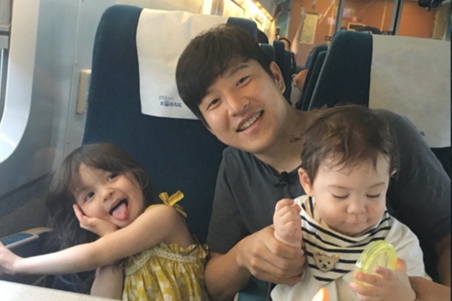 soompi's tweet photo. #NaEun And #GunHoo To Resume Appearance On "#TheReturnOfSuperman" With Their New Youngest Sibling
https://t.co/n9eC0IYxxV https://t.co/HFHIXI3LyR