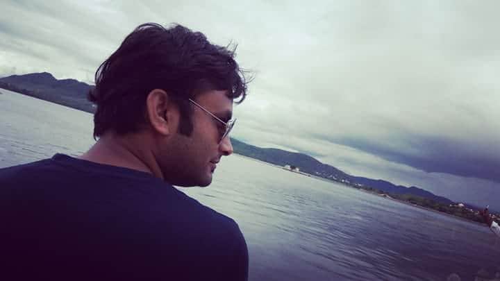 Kavi_Hardik's tweet photo. पानी की कीमत न समझी तो करते रहोगे पानी पानी
यू ही व्यर्थ बहाते रहे तो बन जायेगा पानी एक कहानी
बादलो से भी अब कहा बरसता है पहले जैसा पानी
इंसानी करतूतो से पानी पानी होकर बरसता है पानी ।।

#हार्दिक_हिंदुस्तानी ।। https://t.co/19oqfz9eSR