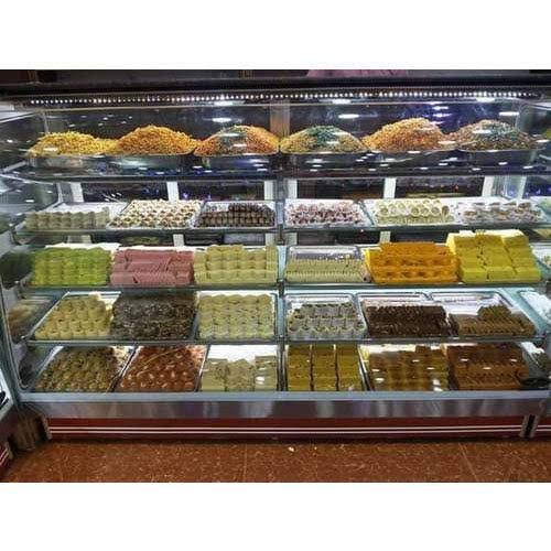 اصلی اور نسلی تاجرکہتا ہے: چالیس سال گزر گئے ہیں اس بات کو، لیکن مجھے آج بھی اس دکاندار اور اس دکاندار کے بیٹے کی شکل ہر زاویئے سے یاد ہے۔ جیسے ہی میرا مڈل سکول کا نتیجہ اخباروں میں چھپا، میرے تو پاؤں زمین پر نہیں ٹک رہے تھے۔ حالانکہ میں نے کوئی