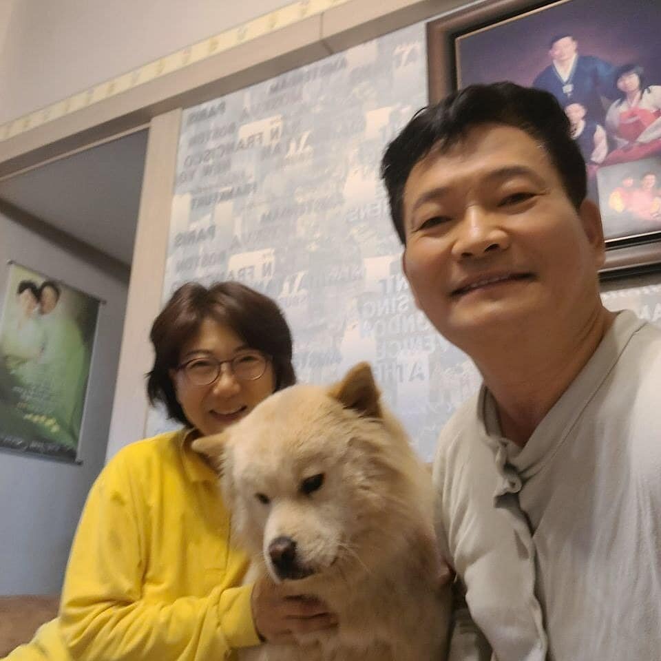 googwell's tweet photo. #송영길 의원이 25년간 무주택으로 아직도 집 한 채 없이 24평 #전세아파트에 살고 있다
"땅에 매인 삶 살지 않겠다"는
#부인과의
약속 지키기 위해서 입니다

장기기증 서약
무덤도 안만들기로 약속 등
겉으로는 황소처럼 우직하지만..!

진정으로 이 나라와 사회를
위해 노력하고 실천하는 정치인 https://t.co/OhOWcleqV4