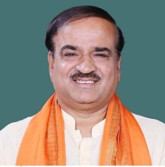 HariniRayasam's tweet photo. Remembering our senior leader of Bharatiya Janata Party (BJP), Shri @AnanthKumar_BJP  on his birth anniversary. An industrious public servant and an exceptional human being, he was loved and respected across Party lines. I pay my humble tribute to his fond memories. #AnanthKumar https://t.co/metG2xcGsS