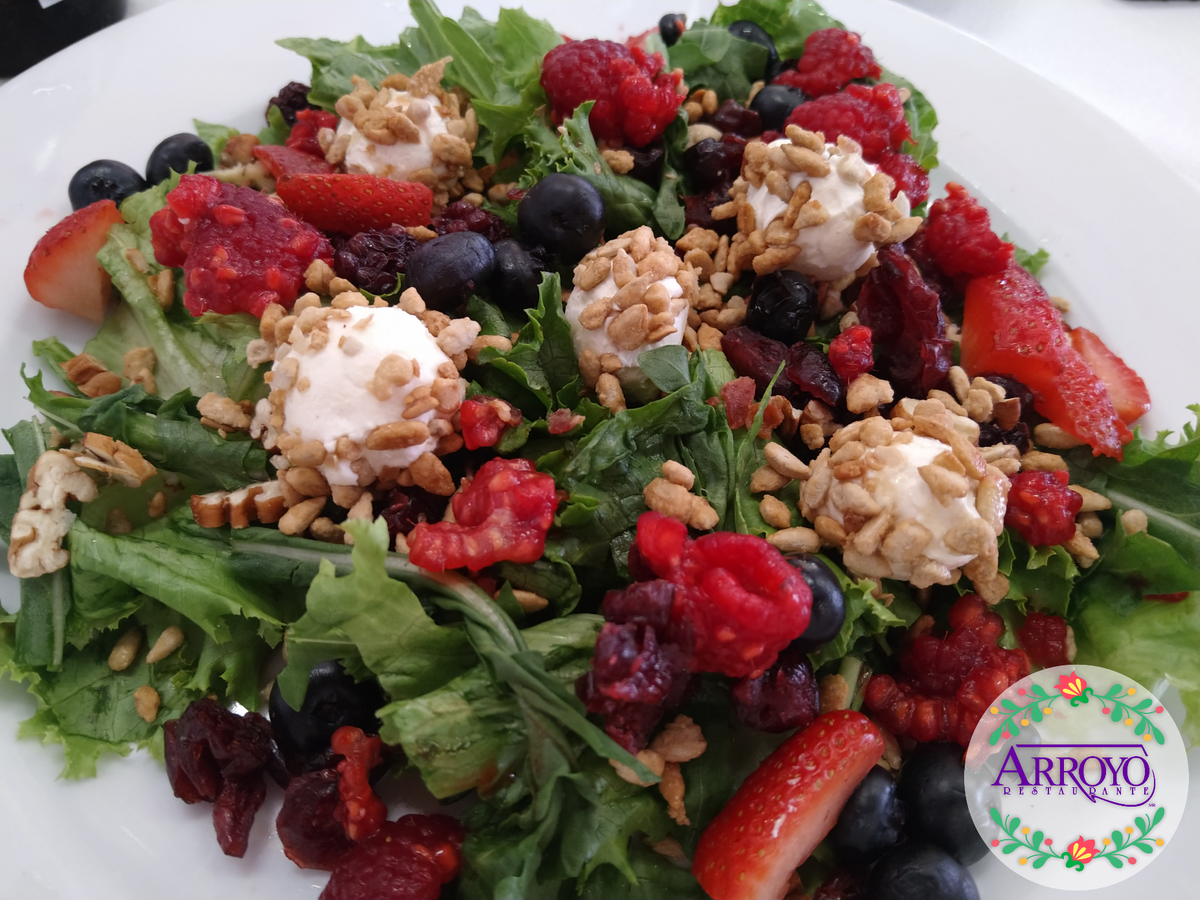 ¿Hoy se antoja? 🤔
💡 Una deliciosa Ensalada de frutos rojos, fresco y saludable con el sabor inigualable de Restaurante Arroyo.  🤤🥰
Realice su reservación al 5555734344 y en línea ➡️ bit.ly/32Dszv7
Haga su pedido llamando a nuestras líneas.
☎️ 5555734344 / 5555137766.