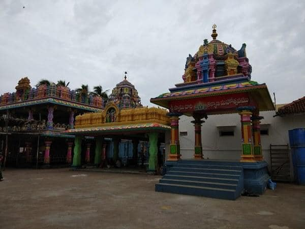 అత్తిలిలో ప్రసిద్ది చెందిన శ్రీవల్లీ దేవసేన సమేత సుబ్రహ్మణ్యేశ్వర స్వామి ఆలయం. పార్వతీ పరమేశ్వరుల గారాల తనయుడుగా చెప్పుకునే కుమారస్వామి, భూలోకంలోని అనేక ప్రదేశాల్లో ఆవిర్భవించి తన భక్తులను అనుగ్రహిస్తూ వస్తున్నాడు.