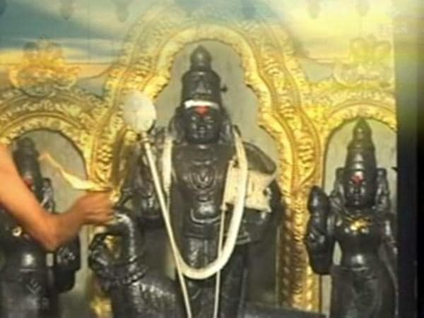 సాధారణంగా శక్తి ఆయుధాన్ని ధరించిన నెమలి వాహనంతో స్వామి దర్శనమిస్తుంటాడు. కొన్ని ప్రాంతాల్లో ఇలా దర్శనమిచ్చే స్వామి, కొన్ని ప్రదేశాల్లో సర్పాకారంలోనూ..లింగాకారంలోనూ..పూజలు అందుకుంటూ భక్తుల పాలిట కొంగుబంగారంగా కొలువై ఉంటారు.