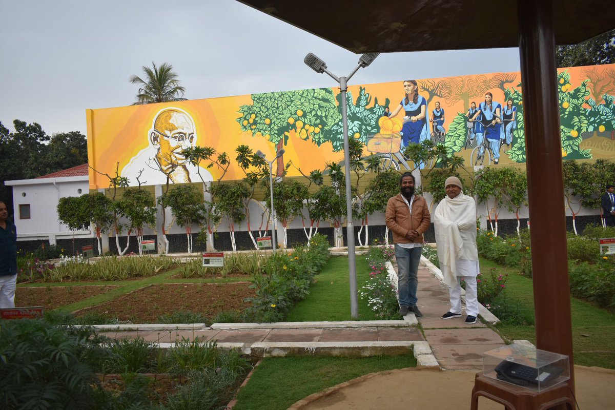 walkforbihar16's tweet photo. Remembering the start of #2019 with @NitishKumar 
.
A #wonderful piece been #created at #1annemarg 
.
#mahatmagandhi #gtowth 
#curvesandcolors #bebachcha #walkforbihar 
#aggriculture #metaphor #devlopment #bihar #environment #schoolgirl #policy #colours #wallmural #urbanart #art https://t.co/Rc4tiQZd7M