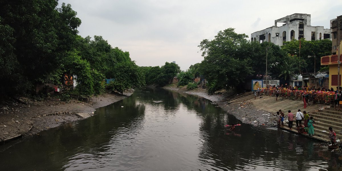 হুগলি নদী। এখন যেখানে কলকাতা শহর সেখানে হুগলি বাঁক নিত এবং কালীঘাট, বারুইপুর ও মগরা হয়ে সমুদ্রে গিয়ে মিশত। এই আদি খাতটিকেই বলা হয় আদিগঙ্গা ষোড়শ শতাব্দীর আগে গঙ্গার মূল স্রোতটি সরস্বতী নদীর খাতে বইত। ষোড়শ শতাব্দী থেকে এটি হুগলির খাতে বইতে শুরু করে।