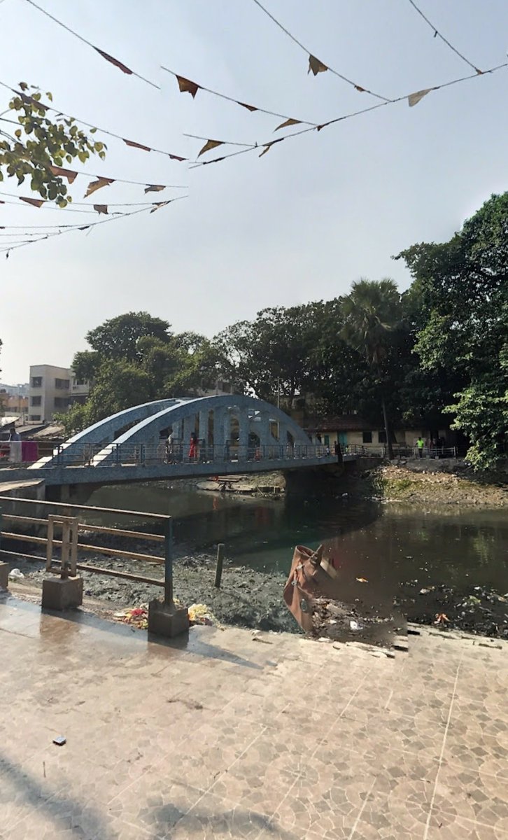 যাত্রাপথের বর্ণনায় চিৎপুর, বেতড়, কালীঘাট, চূড়াঘাট, বারুইপুর, ছত্রভোগ, বদ্রিকুণ্ড, হাথিয়াগড়, চৌমুখি, সাতামুখি ও সাগরসঙ্গমের (সাগর দ্বীপ) নাম উল্লেখ করেছেন। বিপ্রদাস পিপলাইয়ের বর্ণনার সঙ্গে ভ্যান ডেন ব্রুকের ১৬৬০ সালে আঁকা আদিগঙ্গার মানচিত্রটি হুবহু মিলে যায়।