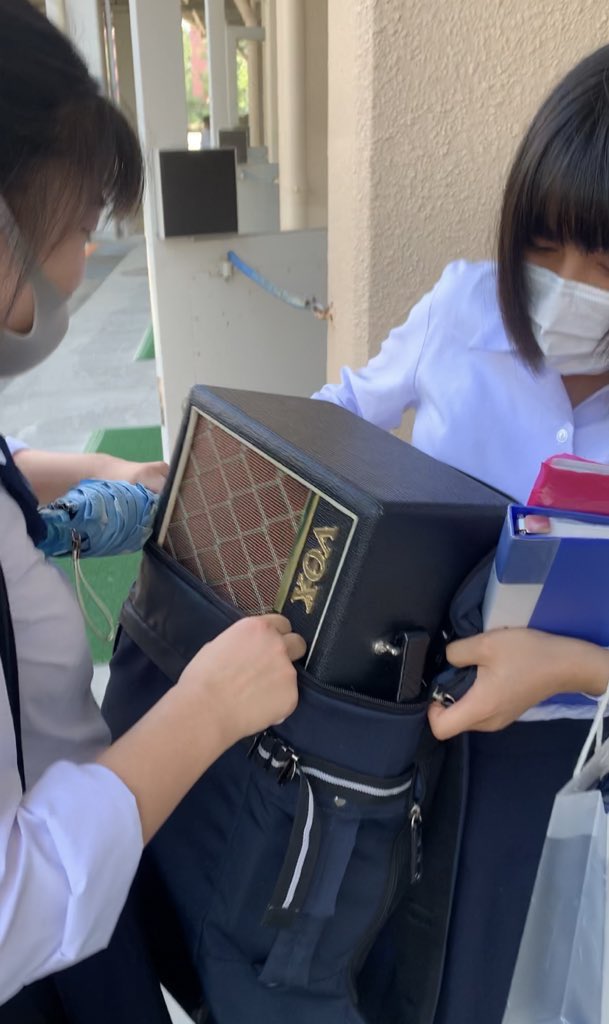 nerd04strokes's tweet photo. リュックにアンプ入れるは大胆すぎ
ウーバーイーツやん https://t.co/EWnfu3UEPz