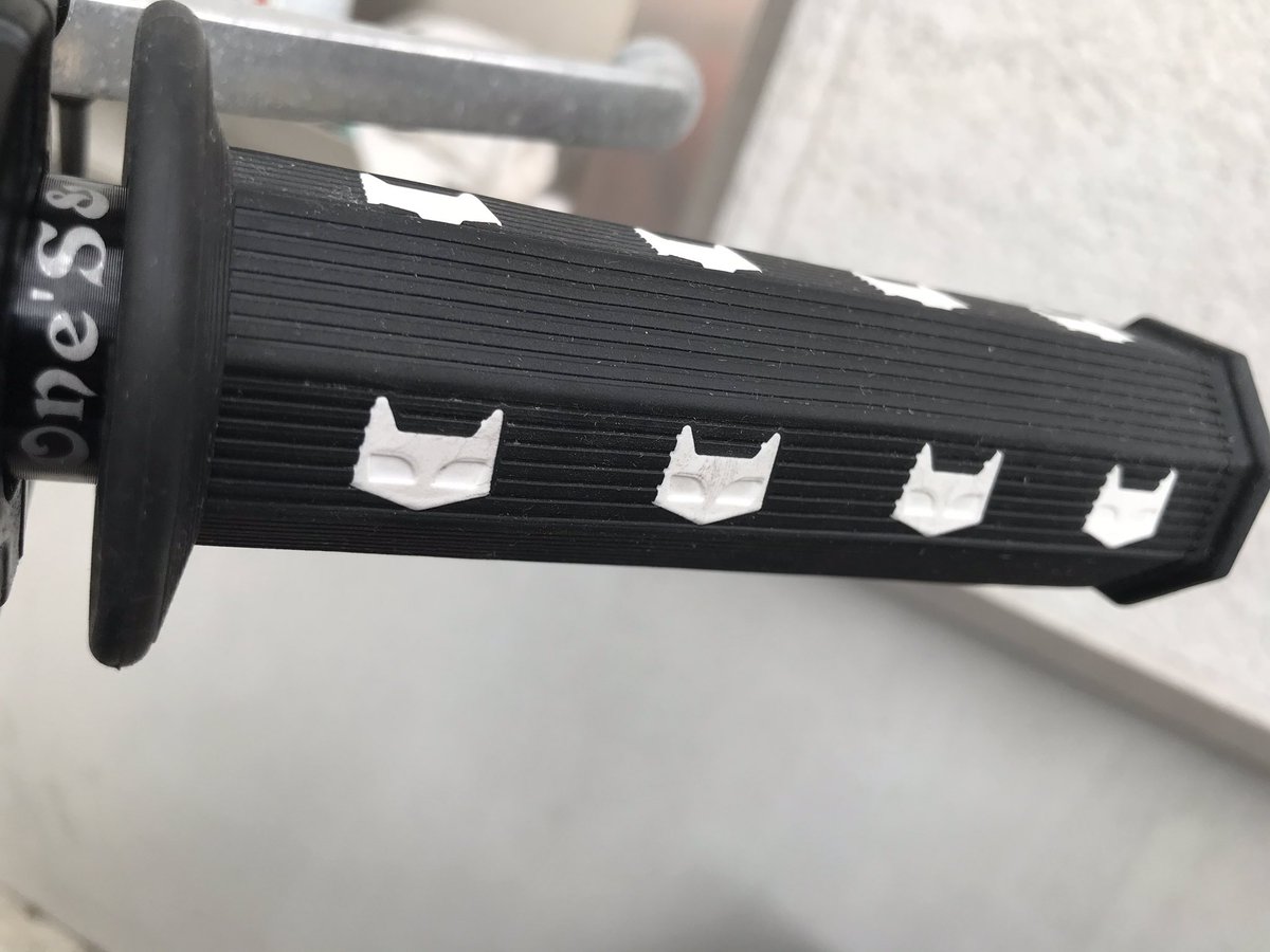 汎用八角グリップ ネコ柄 貫通式 ニャンコグリップ ニャンニャン