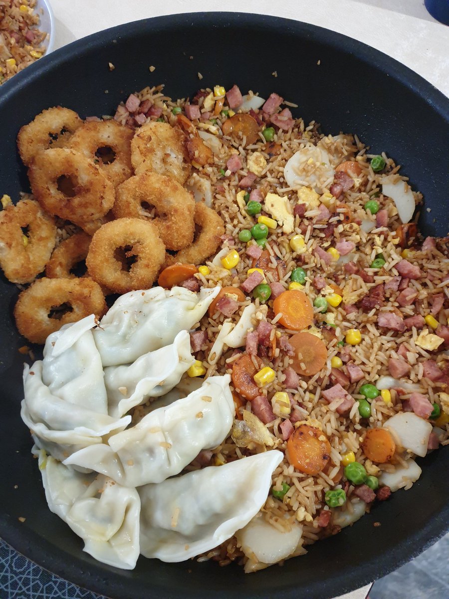 ink_potts's tweet image. Aw yeah guys, fried rice with veg gyozas and calamari 😍😍😍😍