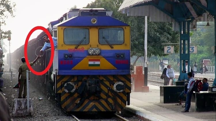 containing the steel ball indicating line being blocked, firmly inside a leather pouch in the key. Assistant Station Master will be holding up the Chavi vertically so that the train driver can hook his arm on the chavi head , all when the train was travelling at 80 kms/hr 8/n