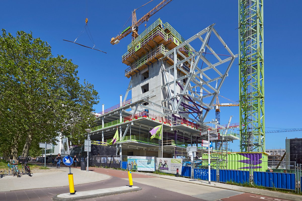 Op de Zuidas in Amsterdam wordt een bijzonder project gerealiseerd: de Terrace Tower. De kern van de Terrace Tower werd gerealiseerd met een Doka klimbekistingsoplossing. 

Lees ons artikel over dit project hier:
👉 doka.com/nl/news/news/t…