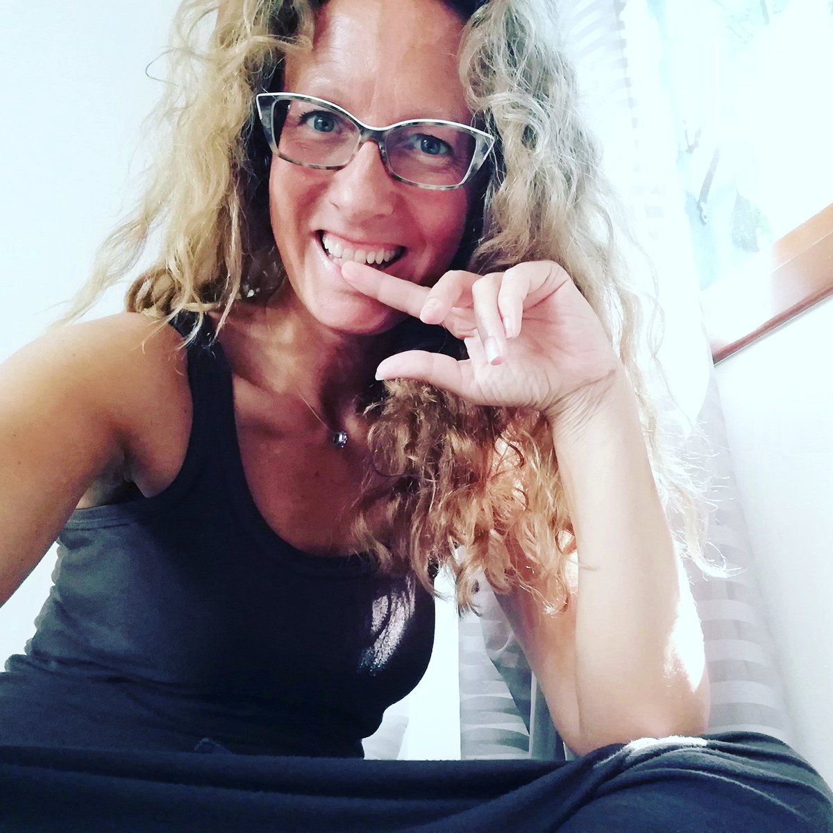 SvettyLove's tweet photo. Forse le donne #lisce piacciono agli uomini privi di #fantasia oppure semplicemente il mio #disordine è solo per pochi.
Comunque sia, io sono questa... per molti ma non per tutti 🙌
Buongiorno caos calmo!
#SvettyLove #buongiorno #22luglio #capellipazzi #esseresestessi https://t.co/GUD556OSax