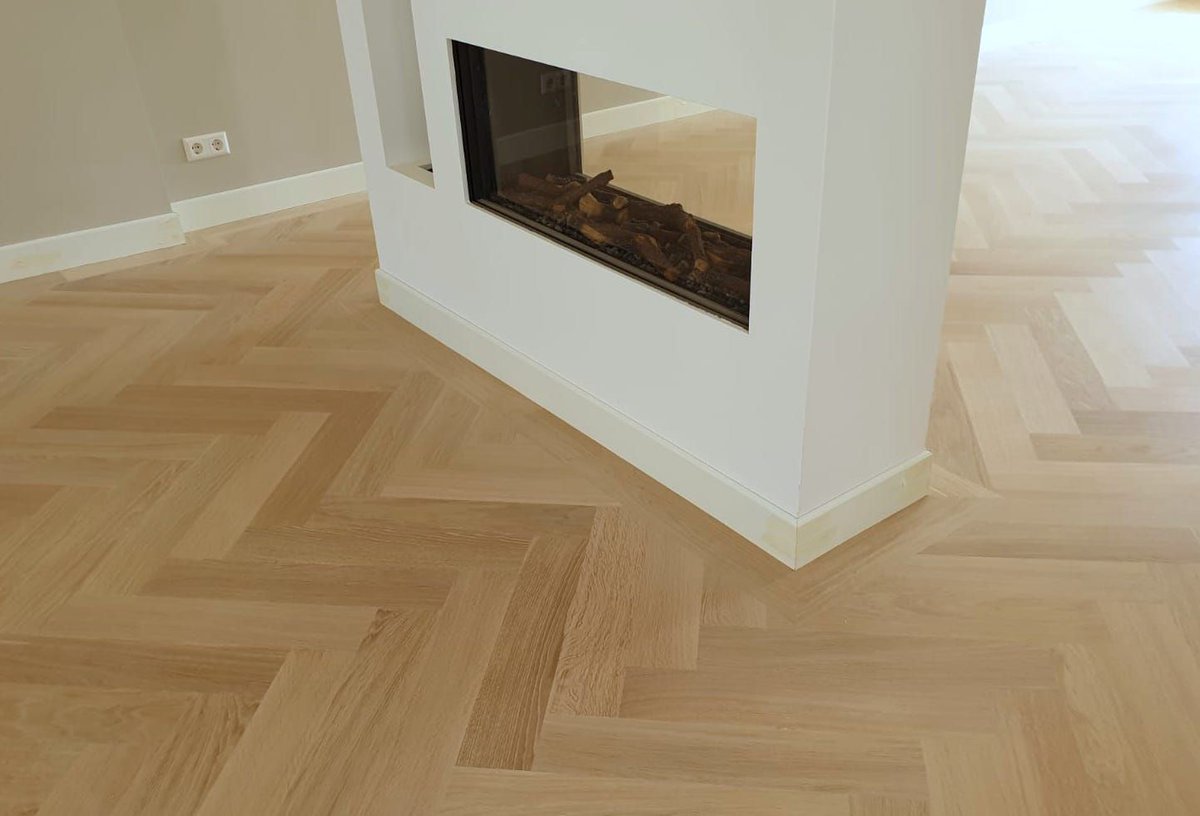 Hout is ontzettend mooi als het #onbehandeld is. Daarom gebruiken wij een afwrrking die #onzichtbaar is. Zo wordt de natuurlijke uitstraling behouden én blijft het #hout #beschermd tegen vuil en vocht. Er kan dus met een gerust #hart geleefd worden op deze prachtige #houtenvloer!