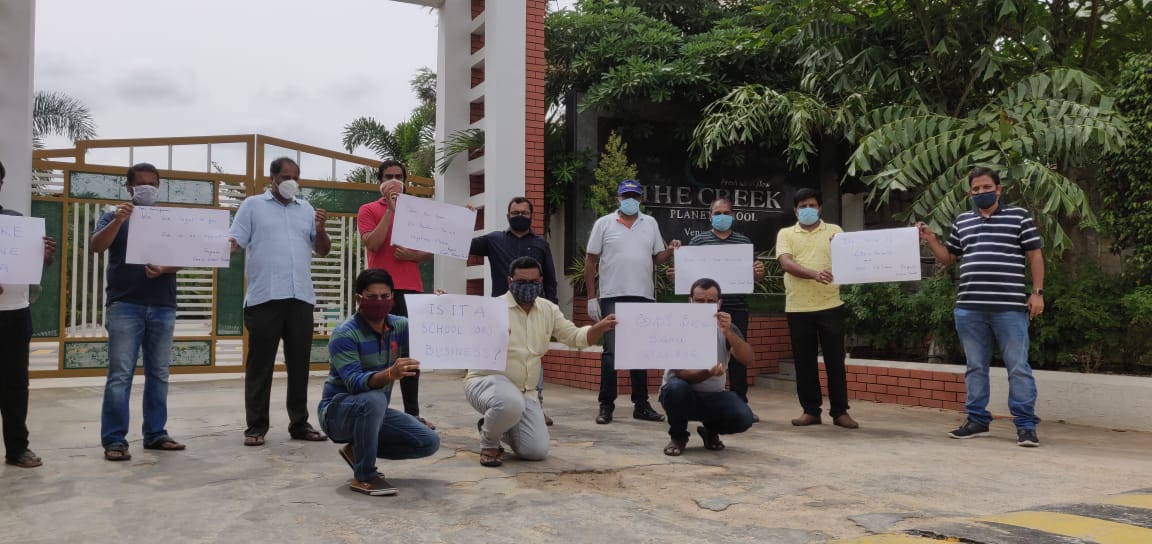 CreekschoolP's tweet photo. Parents today in front of #CreekVenusCampus https://t.co/xa6UI3NuwY