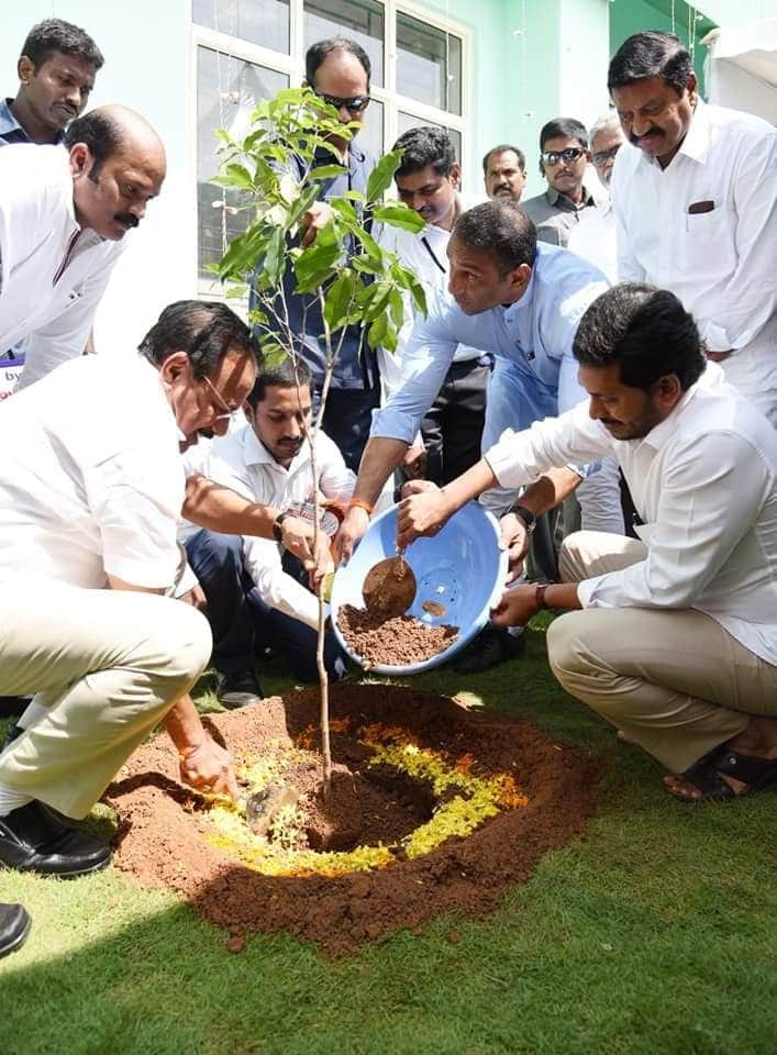 ISupportYSJ's tweet photo. కృష్ణా జిల్లా, ఇబ్రహీంపట్నం మండలం, గాజులపేటలో 20కోట్ల మొక్కలు నాటే బృహత్తర కార్యక్రమం "జగనన్న పచ్చతోరణం" 71వ వనమహోత్సవాన్ని ప్రారంభించిన సీఎం వైయస్ జగన్.
#VanaMahotsavam #GreenAP #JaganannaPachaThoranam https://t.co/qMWoZQ3FbP