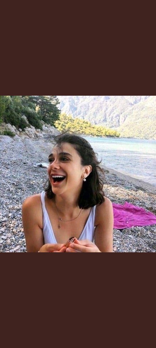 peak151's tweet photo. “Kız öldü!” diyorum, “Tek başına dışarıdaymış” diyor. “Kız öldü!” diyorum, “Nasıl giyinmiş” diyor. “Kız öldü!” diyorum, “Soyu sopu, dini, ırkı neymiş?” diyor. Yahu Kız diyorum, öldü... Umutları, hayalleri, geleceği öldü. Annesi öldü, babası öldü. İnsanlık öldü...

#pinargultekin https://t.co/dk6NLc5JwL