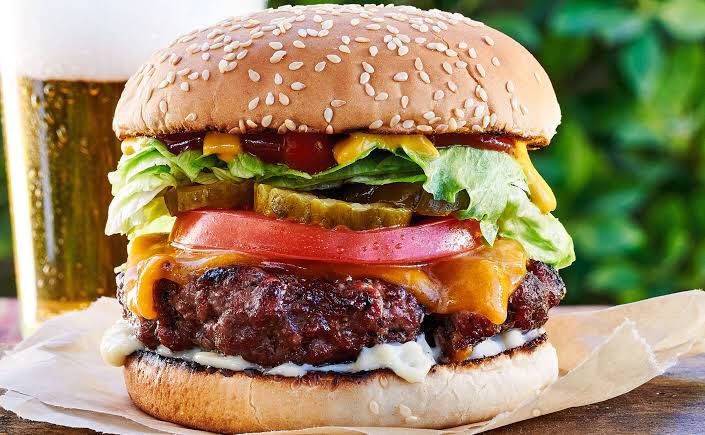 MOTION975FM's tweet photo. Menurut Temen Motion, siang-siang kayak gini enaknya makan burger atau mie ayam?🤔
Coba kasi tau Deffri dong~
#motion975fm #motionworkday https://t.co/r5I7cFk1NE