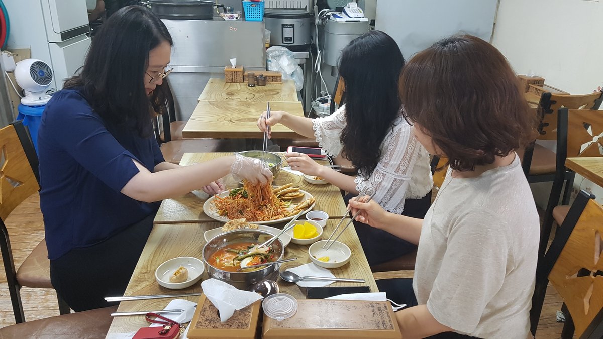 "이모네 손만두"
쫄면에 비빔만두에 국수까지 배부르게 먹고 왔어요 ~