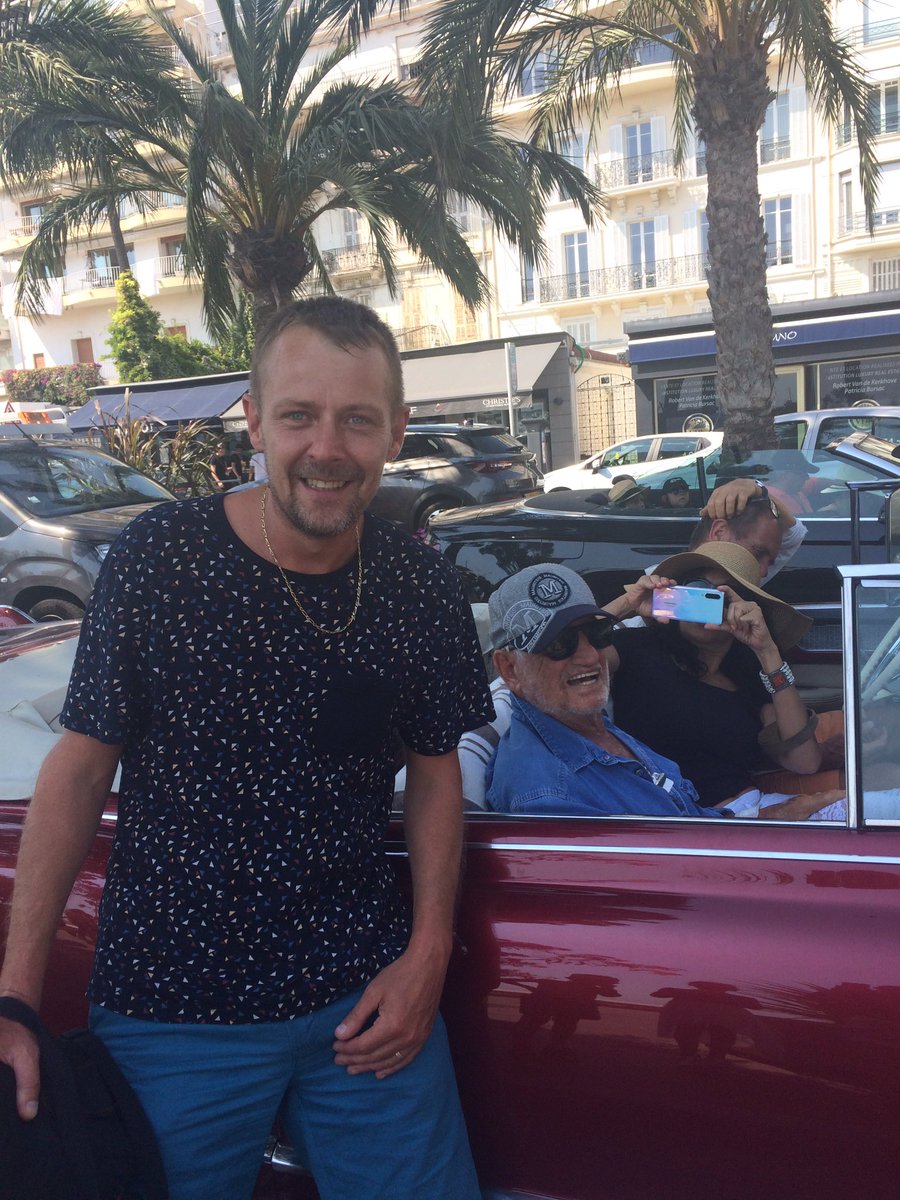 EstelleRiri's tweet photo. Quand tu croises une très grande star sur la Croisette un très beau souvenir #jeanPaulBelmondo @jeanPaulBelmondo https://t.co/oERVaVM6vF