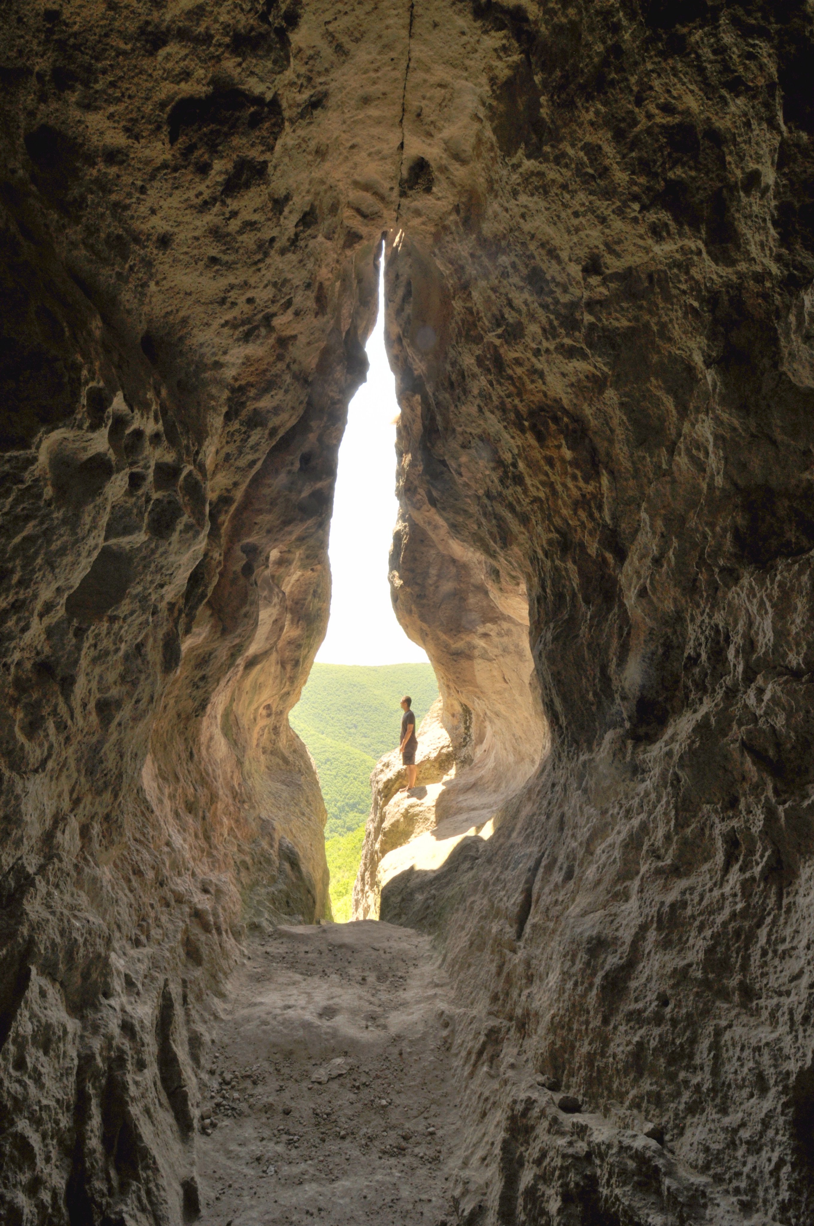 Utroba Cave с проникающим светом