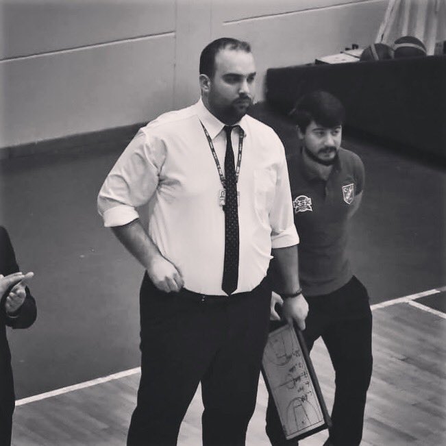 TIMEOUTBASKET's tweet photo. 🙏 Türk basketbolunda altyapılarda önemli işlere imza atmış olan Aytaç Kuru’nun vefat haberini büyük bir üzüntüyle almış bulunuyoruz. 
Dün gece geçirdiği kalp krizi sonucu aramızdan ayrılan Aytaç Kuru’ya allahtan rahmet, sevenlerine ve basketbol camiasına sabır diliyoruz. https://t.co/gj5lALbcKC