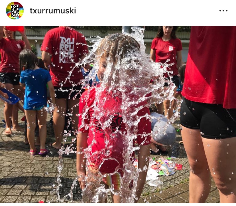 Egoera zailetan herriari onena eskaintzeko <a href="/txurrumuski/">Txurrumuski KAGE</a>-k izan duen eta orain ere erakutsi duen ausardi,gogo eta ardura, izugarria da.Ez da samurra izaten ari,baina iritsiko da berriz ‘bota ura’ ozen oihukatuko duzuen uda!Oroitzapenek sortzen duten gertutasunetik… Bejondeizuela!