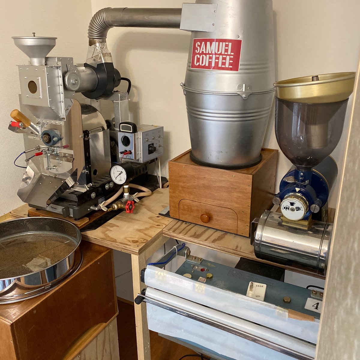 samuelcoffee's tweet photo. @sankichi_coffee うちは業務用ミル、焙煎器、包装機までありますが、結婚後なので大丈夫です👍 https://t.co/z5sVuD8ZxO