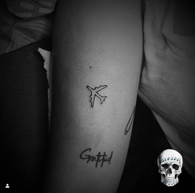 juansebasbeta's tweet photo. ✈ pa' @CaroAlvarez168 segui volando
.
#jtatantattoo #tattoo #planetattoos #aviontattoo #tatuajeavion #lineworktattoos #linework #minitattoos #tinytattoo #smalltattoos #blackwork #blackworktattoos #medellintattoo #medellink #ink #inked #art #arttattoo #twittertattoo https://t.co/QeRNqa9QGA