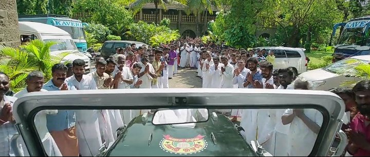 Even now with that much craze the cameraman focus on the right hand of the man and focus from the jeep view 