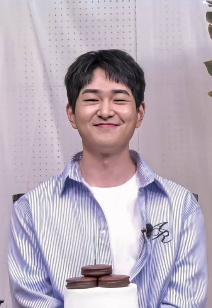 SHINeeItalia_'s tweet photo. 210720 [📸]
Alcuni scatti presi dalla live di Onew  di ieri.
Quanto vi era mancato il suo sorriso? 
#jinkiisback https://t.co/oGEAUBTL3q