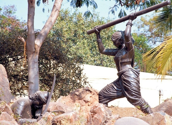 How many of us have heard of Onake Obavva? She was neither a queen nor a princess, but the wife of a common guard at Chitradurga Fort. She fought the forces of Hyder Ali single-handedly with an Onake (a pestle or a long wooden club). Let's know a little more about her.  #Thread