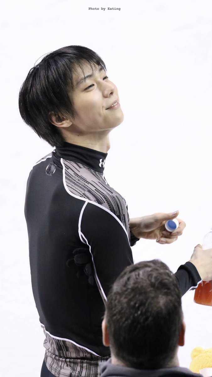eatingxxx88's tweet photo. Guess who this lovely kitten was looking at?

#YuzuruHanyu 
#羽生結弦 https://t.co/LcXtoMTfZO