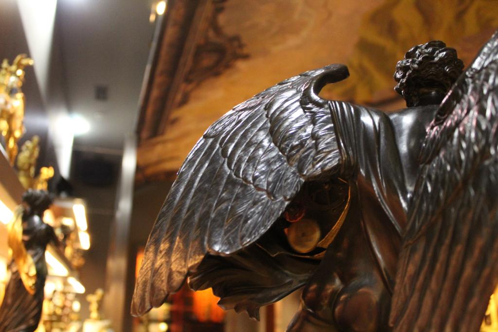 MuseosAtalaya's tweet photo. Un pequeño reloj mecánico asoma bajo el ala de Cronos, dios del Tiempo. Sala Dorada del #museoderelojesJerez @Palacio_Tiempo #artesdecorativas #estiloImperio #JerezsXIX #JerezTeInspira @AETCadiz @clusterjerez @TurismoJerez @ArqueologiaJ @circuitodejerez @ZooJerez @VillamartaJerez https://t.co/1IFi7PRBMe