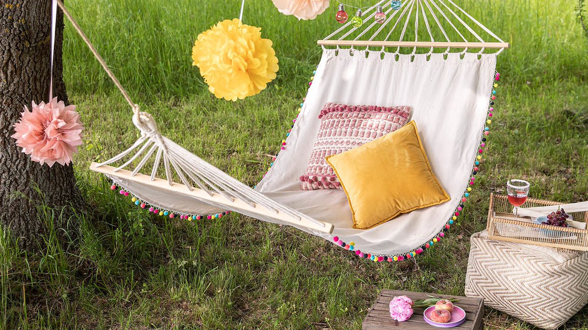 Today is world #HammockDay. So get one, go to the park, find two trees, tie up the hammock, lie down in it and relax. Have a fine day.