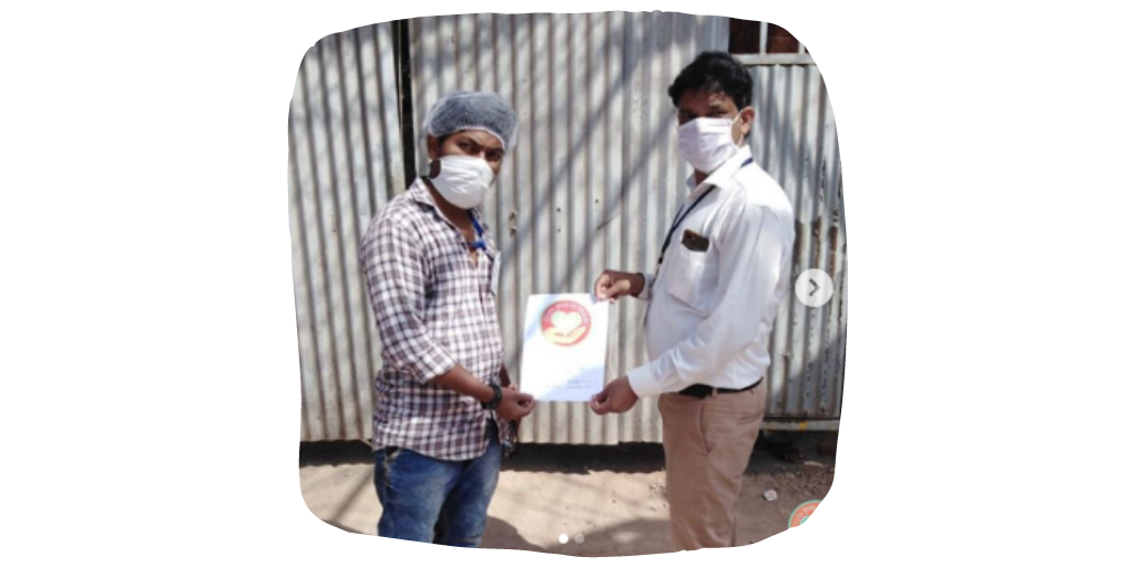 Mr. Shetty, Asst. Commissioner of the BMC joined us as we distributed meal kits to those in need in the containment zones of A Ward, Colaba.

You can help feed a #family for upto 3 months. Visit the <a href="/kettoindia/">Sharvan</a> #linkinbio to contribute now. 
#FromU2them #Volunteers #COVID19 #BMC