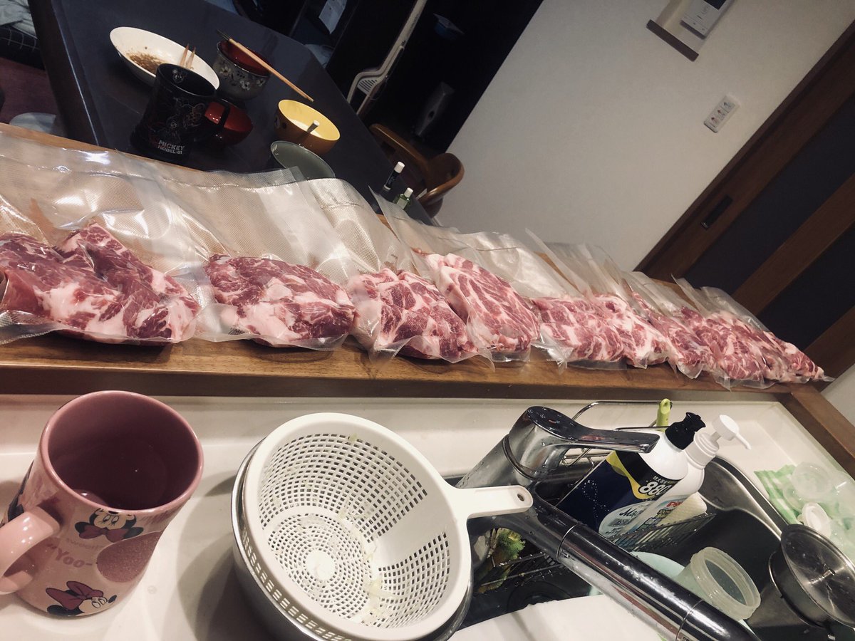 ryuaok1's tweet photo. 豚肉真空処理完了！
飯テロ？
きっと飯テロ！！
#飯テロ？
#飯テロ
#肉 https://t.co/4Vu6gFpzkB
