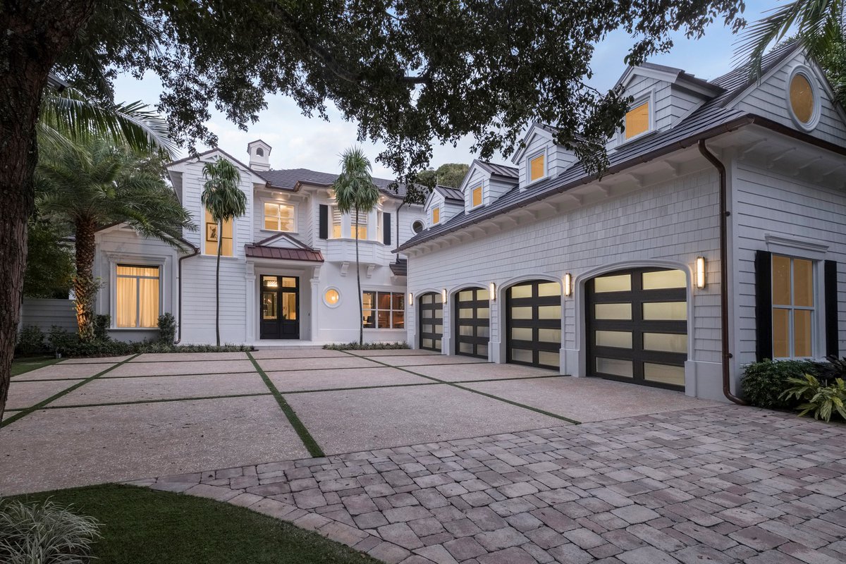 DecoratorsUnlim's tweet photo. Just when you think it can't get any better...swipe 👉🏻 to see inside!
.
.
.
.
Decorators Unlimited Designer: Lisa Lalaounis
Builder: Onshore Construction
#interiordesign #transitionalinterior #transitionalinteriordesign #onshoreconstruction #thedecoratorsunlimited #jasonlynn https://t.co/Sk7GbdioMP