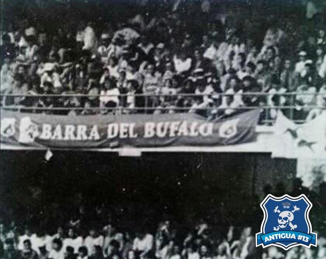 Antigua13_1992's tweet photo. Por allá en los 90 de la @BARRABUFALO_MFC un puñado de valientes se desprendía y juntaba para marcar el rumbo
@andr747, @emmanrique1, @moronjaime1992, @JhonBogota2014, otros.
GRACIAS!
Ese puñado se convirtio en una multitud de oriente a norte y sur y por todo el mundo.
Legión! https://t.co/IcWQ1jQAnC