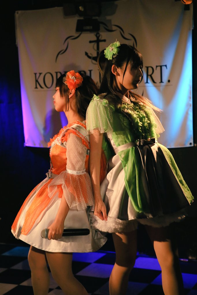やままだ 07 16 神戸blueport Sprise この日は衣裳交換で珍しいもの見れたけど脳が混乱した 脳が大混乱 緑 めの オレンジ 江夏 不機嫌キック 緑の子にピンクのサイリウム振る変なオタク 色間違ってるのかな ピンクの子1人も