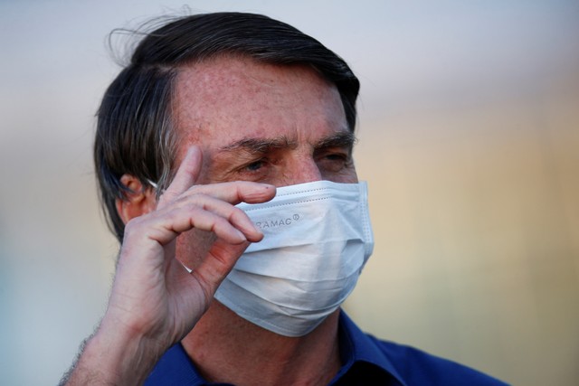 g1's tweet photo. Bolsonaro faz novo teste e continua com coronavírus https://t.co/LD9tY1d9Qm #G1 https://t.co/ytogVTVGO2