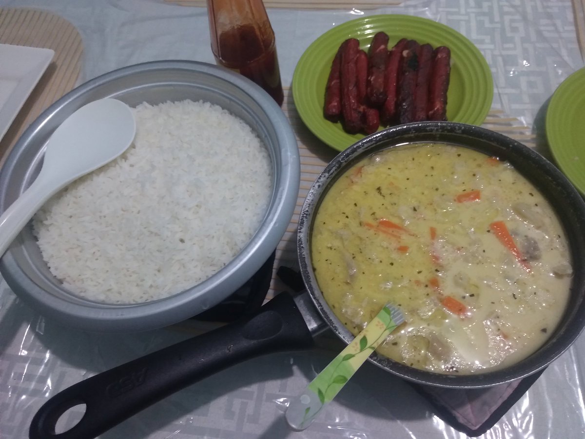 TasogareMonse's tweet photo. For tonight's DINNER, my housemates urged me to cook what most people would consider as BREAKFAST MENU 😏 #MonseCooks #Cheesedogs #ChickenSopas https://t.co/lnohZLYUNd