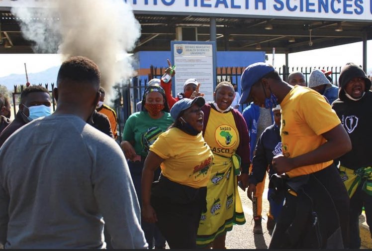 SascoSmu's tweet photo. Students of SMU have since decided to demonstrate their frustrations with watching their academic year sink while waiting for Gadgets and OTL to begin.
This #SASCOWednesday we continue with the fight. #SaveSMUacademicYear
#SMUStudentsWantToLearn
@SASCO_Jikelele https://t.co/imYMtcJwV5