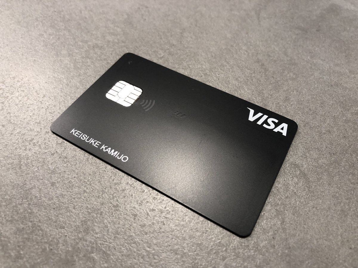 今クレジットカードを作るならVisa LINE Payカードが圧倒的に推しメン。今年の還元率は驚異の3%だし、LINE との連携も可能。  僕は先週発売された黒色を早速手に入れたんだけど、表面にカード番号がないシンプルなデザインで、一瞬本物のブラックカードに見えるから、エセ ...