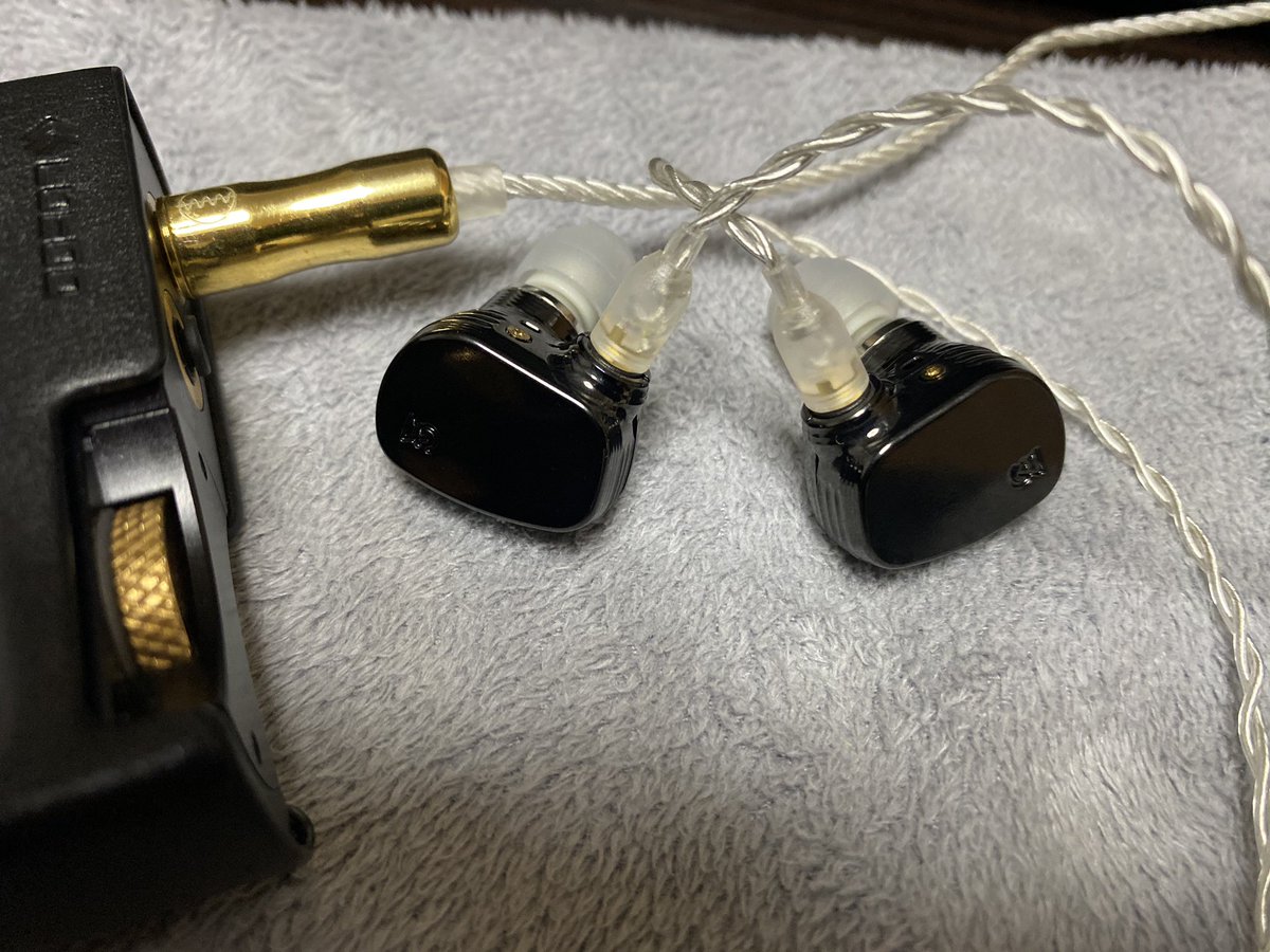 arp_arpco's tweet photo. 漆黒の太陽、#Solaris2020 着弾!silver Litzの4.4mmバランスケーブルも同時着弾、聴き込むじぇー😁
#campfireAudio https://t.co/9Ivcucweud
