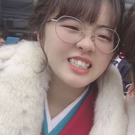 smileconnect5's tweet photo. さてさて次のメンバー紹介は！😳
スマコネを代表さんと共に支える副代表さんです👩‍💻

名前  山本  七海 (やまもと ななみ)
学部  子ども発達
学年  ３年
すきなこと
音楽聴くこと、お笑いを見ること、ドラマ見ること

もし少しでもスマイルコネクトに興味を持ったらぜひ見学にきてみてください☺️🌷 https://t.co/pE6UMtpVgh