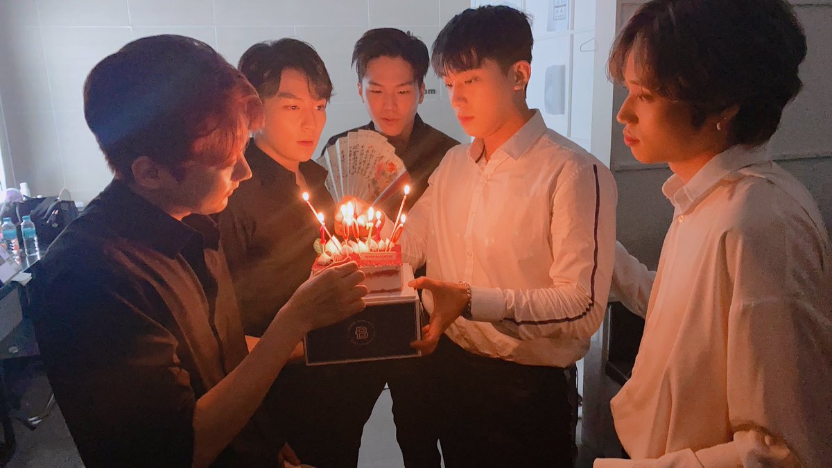 T_YooRicky_T's tweet photo. ( #리키 ) 

데뷔 10주년 촛불 후~🎂

#틴탑 #TEENTOP #TEENTOP_10 https://t.co/MuXra3Alvn
